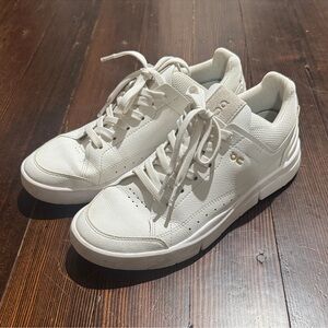 On THE ROGER athletic sneaker